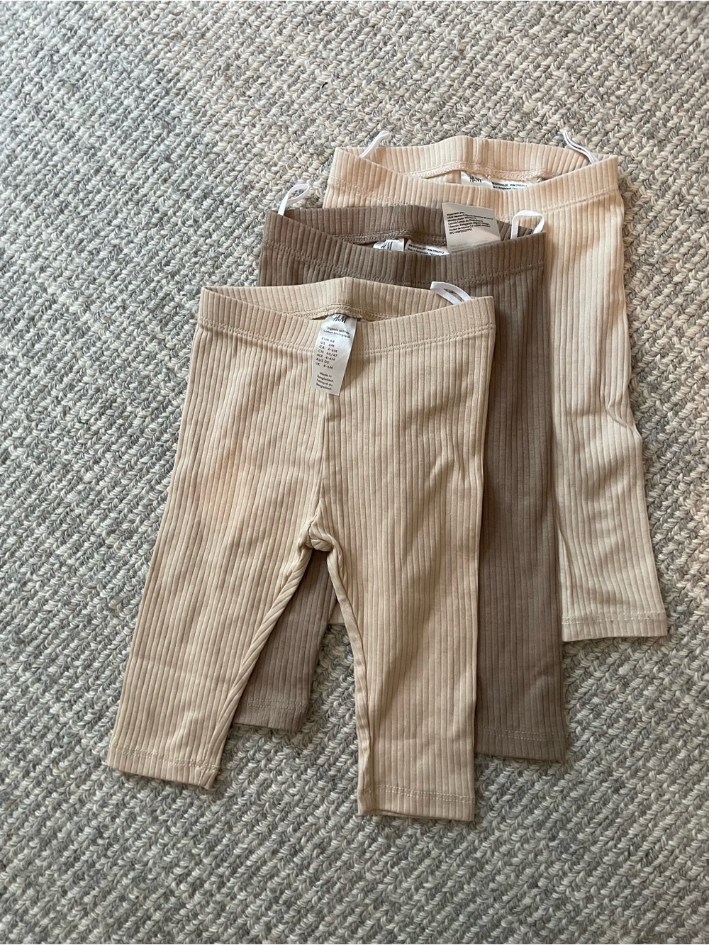 H&M 3 pack leggings. Size 4-6 mos